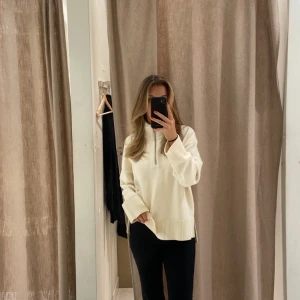 Tjock tröja  - Helt ny köpt men fick två av samma storlek, passar till allt och bra nu till vinter/höst. Den är stor i storleken. 