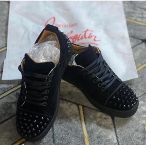 Skriv om ni vill köpa man kan diskutera om pris är gette fina köpte dom igår är i svart gette bra Kik ❤️ - Hej dina fina skorna köpte jag igår kan diskutera om pris gette bra Kik ❤️