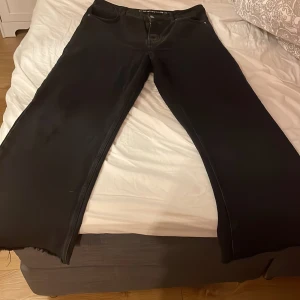 Svarta bikbok jeans - Ett par Jean från bikbok supersköna och fina men är tyvärr för stora. Jeansen är väl använda men dem har inga skador, dem kostade 600kr vid inköpet.