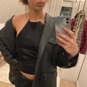 Svart jacka  - Super cool svart jacka perfekt nu till kylan🌨❤️‍🔥