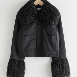 & other stories jacka - Säljer denna superfina jacka från & other stories, köpt förra året för 1300 kr! Använd endast ca 2-3 gånger så jackan är i nyskick! Pris kan diskuteras 💕