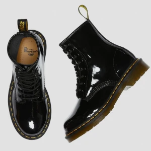 Dr. Martens lackläder - Använd ett fåtal gånger då de är för små för mig. Nästan som nya. Nypris 2100. 
