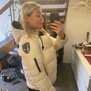 Vit dBrand jacka  - Jättevarm och skön vit jacka från dBrand. Något sega dragkedjor men annars bra skick! Grym vinterjacka!