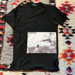 Dsquared2 bruce lee tshirt strl M  - Köpt på abcd i göteborg för 1399kr, tshirten är i ett bra skick! För fler bilder så skriv gärna privat