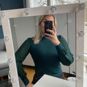 Mörkgrön blus - Jättefin blus med genomskinligare ärmar. Har även identisk svart (se min Plick-sida). Jättefint skick! 