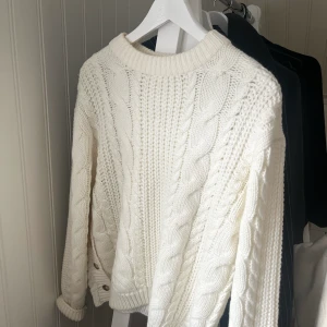 Stickad tröja  - Ny stickad tröja ifrån Gina tricot peremium collection. Varm och mysig med knappar på ena sidan  Nypris 500kr