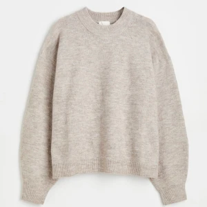 Beige stickad tröja - Superfin beige stickad tröja som är helt slutsåld! Alldrig använd med prislapp kvar, skriv för egna bilder💗