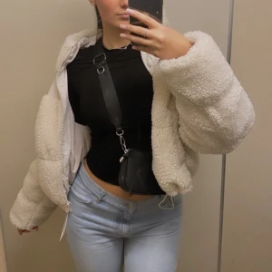 H&M+ vadderad teddyjacka  - Super mysig teddyjacka frpn H&M+ i storlek L då oversized är mer vibe. Använts max 5 gånger, som ny.