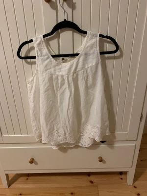 Blus  - Vit blus i storlek 38. 