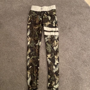 Stronger byxor  - !!TRYCK EJ PÅ KÖP NU!! Stronger byxor i fint skick!! Storlek xs, men passar även xxs/s. Köpta för 599 kr och säljer för 300!! Inklusive frakt❤️man får med stronger zip-påse. hör av er vid frågor.