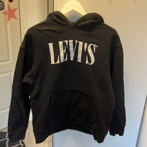 Levis hoodie - Levis relaxed hoodie i bra skick. Använd några gånger. Bra passform. för liten för mig. Storlek S