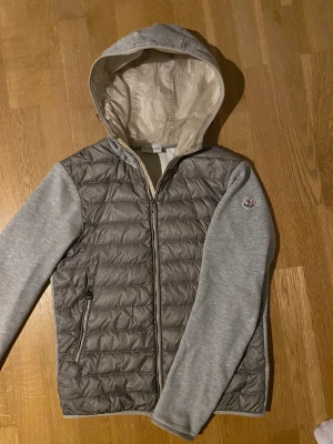 Moncler cardigan - Säljer min unika moncler cardigan som är i mycket fint skick! Finns ett litet lagat hål som kan skickas bild på! Självklart äkta