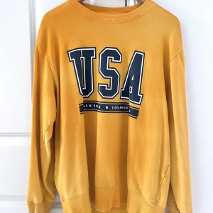 Gul tjocktröja med tryck H&M - Gul tjocktröja med tryck från H&M. I gott skick! Storlek M men sitter bra på mig som har storlek S🌻