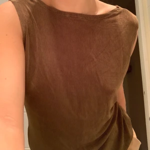Grön topp med urringad rygg - Militärgrön topp (färgen är inte lika brun i verkligheten) med djupare rygg. Man kan vända och ha åt båda hållen❤️