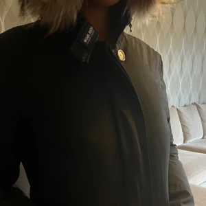 Woolrich jacka, strl L - En woolrich jacka i ett bra skick. Köpt för 1 år sedan. Köpt för 7000kr, säljer för 2000kr. Är i storlek L, men är liten i modellen. Så den passar även S och M.