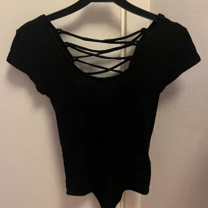 Body - Använd men super fin Hål i hela ryggen med band Tunn i materialet och mjuk 50kr inkl frakt🤍