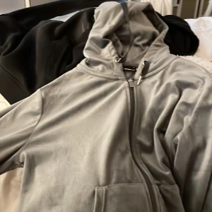 Tacksuit  - En Gina mjukis dress i mörk grå som har lite fimp fläckar som visas i sista bilden, dom syns inte från långt avstånd.