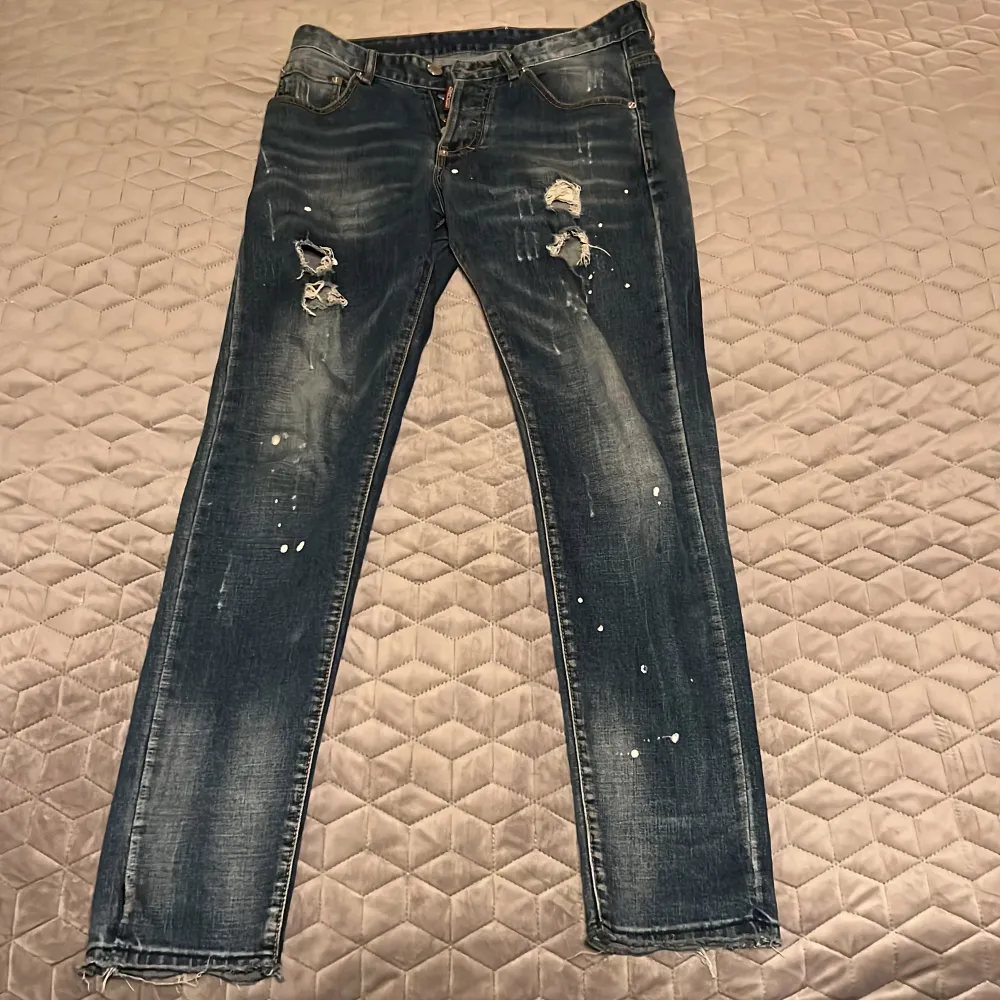 Ett par dsquared byxor som jag köpte i oktober som va i fel storlek . Jeans & Byxor.