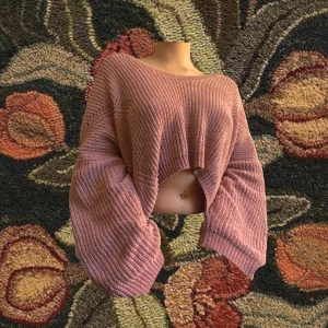 Rosa stickad tjocktröja  - Rosa baggy tjocktröja med stora armar!! Ny skick från Urban outfitters, väldigt varm :)) mjukt material