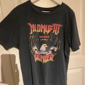 T-shirt - T-shirt med tryck på använd enstaka gång så fint skick. 