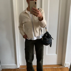 Cargo pants - Svin snygga mörkgröna cargo pants frpn Gina tricket köpta i våras, tyvärr är de inte min stil och därav säljer jag, storlek 40 men jag viker ner dom så att de sitter lågmidjat.