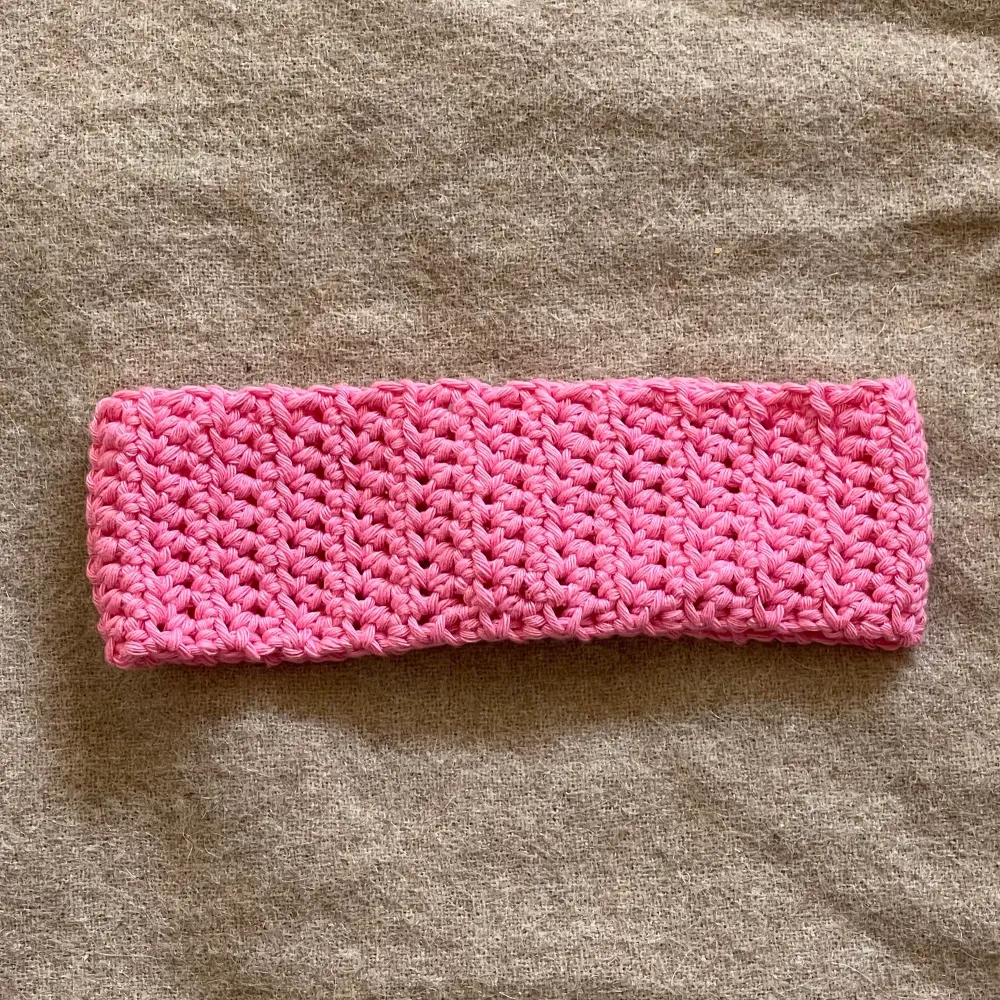 Virkat hårband🤍 @CrochetByViola på instagram för fler färger och virkade plagg🫶🏼KÖP 2 FÅ 1 FÖR HALVA PRISET PÅ HÅRBAND🧸. Accessoarer.