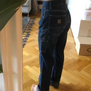 Diesel cargo - Cargojeans från diesel. Riktigt snygga i storlek 26/32. Mycket fint skick. Jag är 160cm lång. Köparen betalar frakten. 