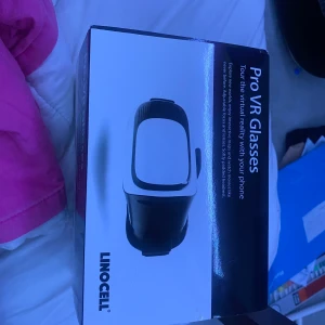 vr  - gamla vr grejer, men sätter in mobilen i den sedan använder