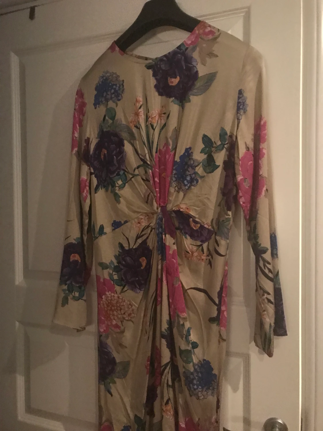 Härligt blommig klänning, aldrig använd! - 90