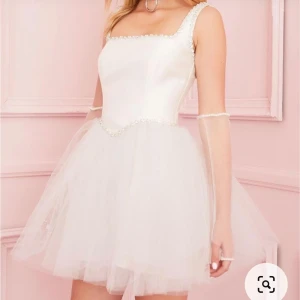 SÖKER - Hej hej! Söker denna klänning, hör jättegärna av dig om du har en i bra skick