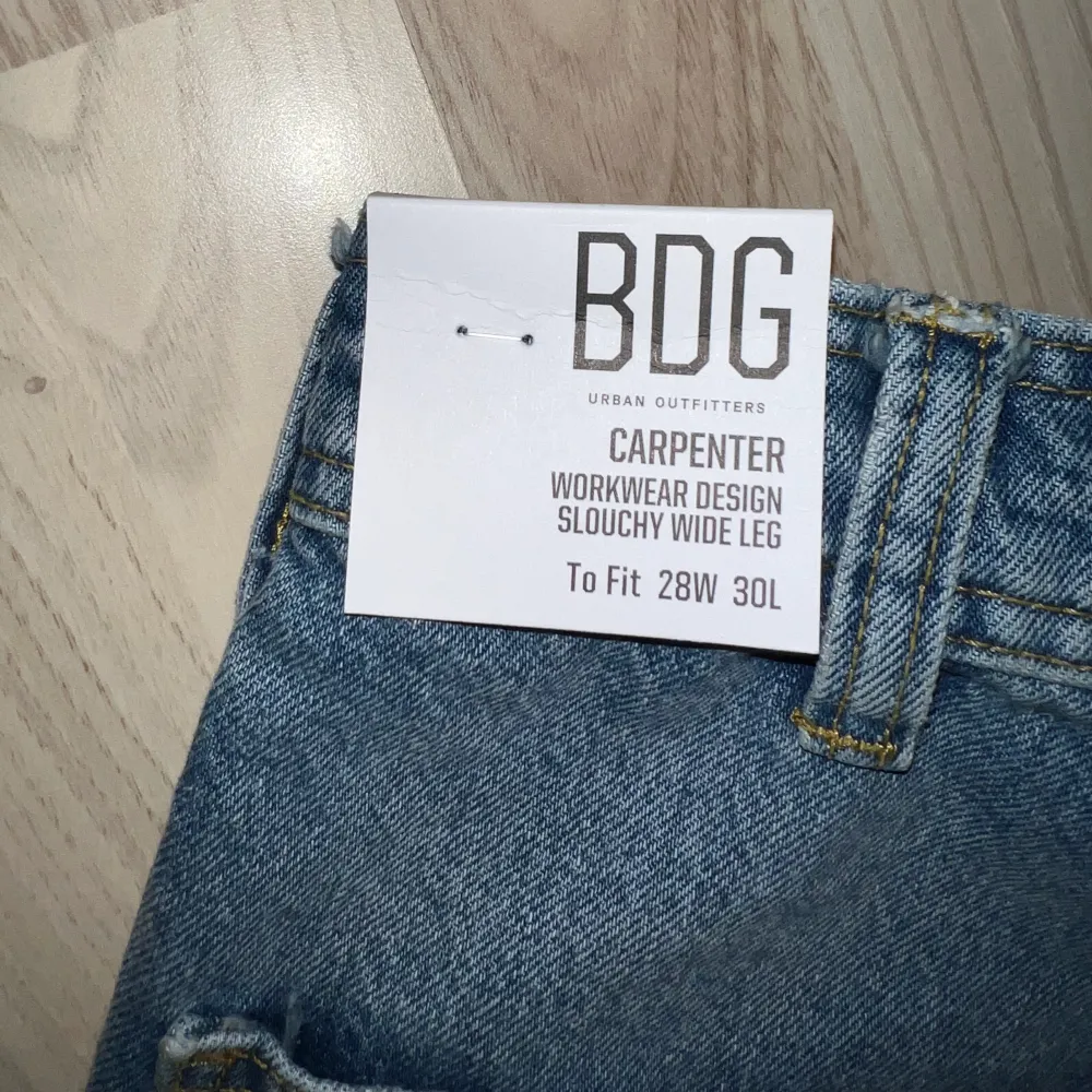 Säljer dessa skitsnygga byxor med coola detaljer pga att dom inte sitter bra på mig. Dom är lite för korta men sitter bra runt midja. Tål att tilläggas, byxorna är ifrån ”herrsidan” därav passform och modell. Storlek: W28 L30 Jag är 163😊 . Farkut & Housut.