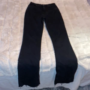 Svarta långa jeans  - Ett par svarta jeans aldrig använda 