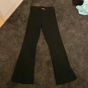 Utsvängda byxor  - Ett par super fina utsvängda svarta tights. De är ett år gamla och ganska använda men inte på sista tiden. De är från h&m och är i bra skick. jag är 165 cm lång och har storlek S eller M och de passar bra i storlek men är lite korta i benen, men funkar. 