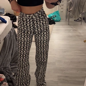 Jeans H&M - Helt nya byxor, bara testade med prislapp kvar, sitter bra på mig som är 159-160cm lång, passar även längre, skriv gärna för fler bilder, mått eller annan information