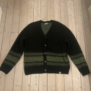 Carhartt WIP cardigan - Stickad cardigan från Carhartt WIP, köpt på Paul & friends för cirka 1 år sen. Inga defekter. Strl: L