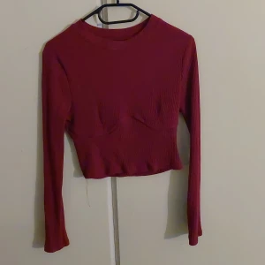 Tröja  - Cropad långärmad tröja stl L men mer som en M. Aldrig använd bara testad!