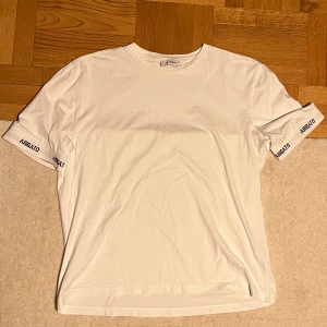 Axel Arigato tshirt M - Vit Axel Arigato T-shirt strl M