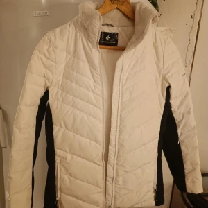 Dunjacka  - Dunjacka i storlek XS behöver en tvätt då den har legat ett tag. Finns i Älandsbro pris 150kr