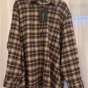 Brun plaid oversized skjorta från Pretty Little Thing. Helt ny och oanvänd. Väldigt mjuk och mysig 🤎.