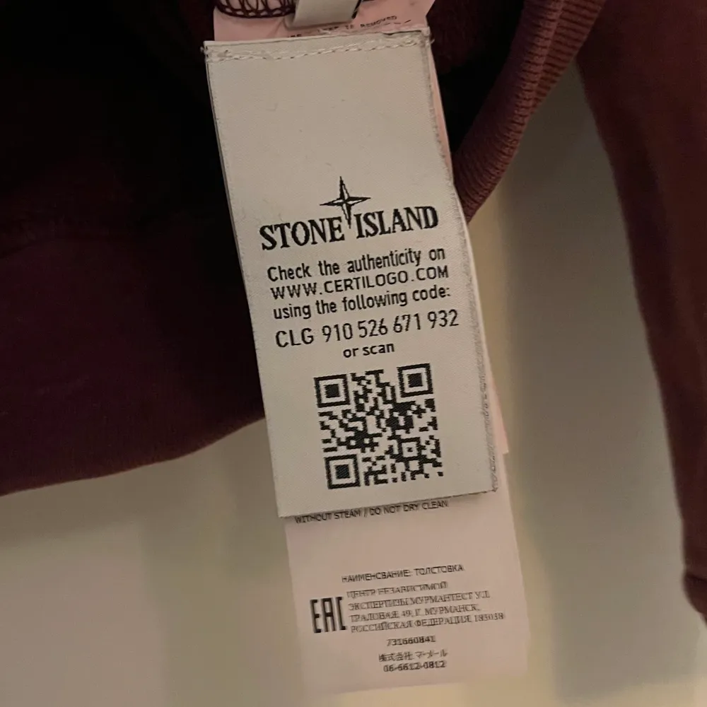Stone island hoodie storlek S den är special desaignad så den har lite vit pulver liknande. Köpte för 2,100. Hoodies.