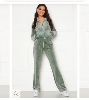 Juicy couture  - Del ray classic velour set, i färgen chinios green.  Säljer hela settet för priset men vill man bara köpa en del så kan vi diskutera det också❤️knappt använt, cirka 3 gånger❤️