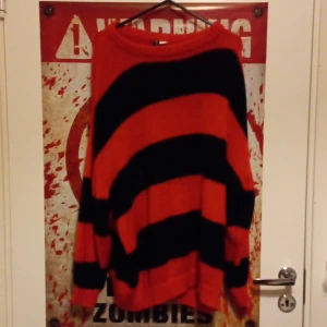 Black & Red striped sweater  - En svart- och rödrandig tröja i storlek large.  knappt använd och fortfarande helt ny! snälla SMSA först innan du köper artikeln!