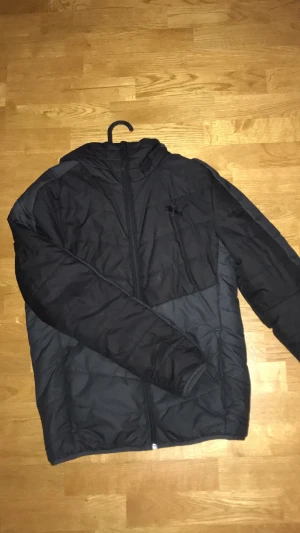 Puma jacka - Tjena. Säljer denna snygga puma jacka. Väldigt varm och bekväm perfekt nu inför vintern . Litet hål på baksidan men inget märkbart. Storlek s men passar även om man har strl m. Skriv vid frågor osv!