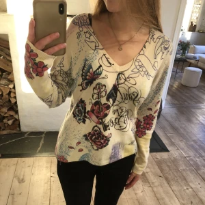 Kashmir tröja - Intressekoll på denna snygga Kashmir tröja som är köpt för 2000kr i storlek S-M. Den har inga defekter och säljer därför för 950kr inklusive frakt💕 skriv privat vid frågor