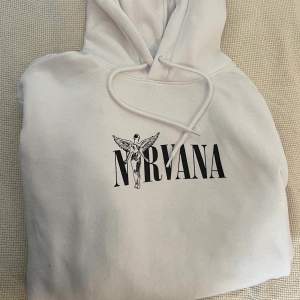 Dmmysig hoodie med Nirvana loggan på framsidan och print på ryggen, säljer pga att jag ej använder den, bra skick utan fläckar/hål, perfekt som julklapp till både tjejer och killar(passar S). Köptes på H&M divided. 