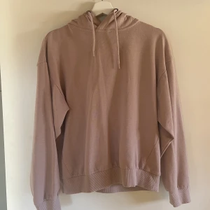 Rosa hoodie från lager157 xs - Rosa/gammaldags rosa hoodie från lager 157 i storlek xs. Använd ett frågan gånger, så är i nyskick! 