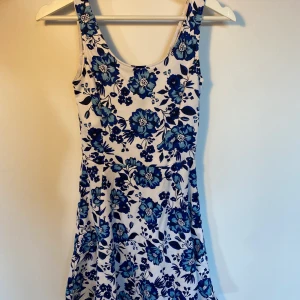 H&M klänning - Blå blommig sommarklänning Köparen betalar frakt, inga byten