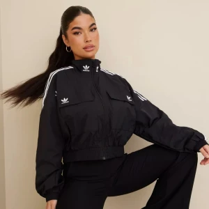Adidas Track Top - Säljer min Adidas track top, använd en gång.  Nuvarande pris  på Nelly 699:-
