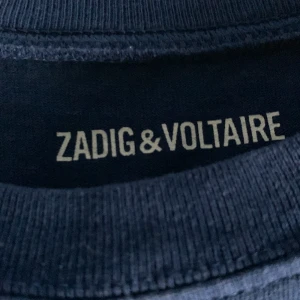 Zadig tröja  - Nästan helt ny zadigtröja som är sparsamt använd. Då jag har tvättat den har det låsnat några få stenar. Men annars är den i väldigt fint skick❤️