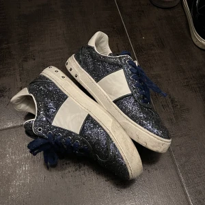 Valentino fly crew - Säljer mina valentino fly crew i strolek 38,5 Bra skick med små defekter. Kan mötas upp i Stockholm och frakta. Kan tänka mig att sänka priset vid snabb affärer 